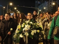 PORUKE, CVIJEĆE, SVIJEĆE...: Novosađani odaju počast Vukašinu, 16. žrtvi urušavanja nadstrešnice u Novom Sadu (VIDEO)