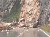 ZAMALO TRAGEDIJA: Na cesti kod Makarske odronila se ogromna stijena, saobraćaj potpuno zaustavljen
