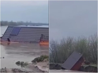 DRAMATIČNI SNIMCI IZ ODŽAKA: Nabujala rijeka odnijela vikendicu (VIDEO)