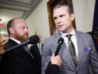 NEVJEROVATAN SIGURNOSNI PROPUST: Privatni brojevi telefona i lozinke najbližih Trumpovih saradnika 'osvanuli' na internetu