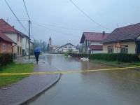 SVE JE POD VODOM: Obustavljen saobraćaj na ovim cestama zbog izlijevanja vode na kolovoz, upozorenje vozačima...