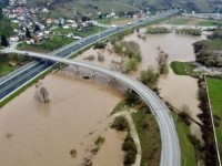 SARAJEVSKA NASELJA UGROŽENA OBILNIM KIŠAMA: Rajlovac poplavljen, voda se približava autoputu