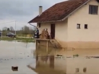 DRAMATIČNO U OVOM DIJELU BiH: Vatrogasci spasili ženu, dva dana bila zarobljena (VIDEO)