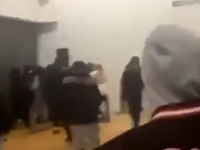 JEZIVI SNIMCI IZ ŠKOLE: Djeca vrište i bježe dok ih naoružana grupa juri sa NOŽEVIMA I MAČETAMA (VIDEO)