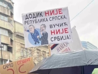 NA JEDNOM OD TRANSPARENATA U BEOGRADU PIŠE: 'Dodik nije Republika Srpska, Vučić nije Srbija'