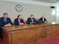 DRŽAVA NA ČEKANJU: Trojka pasivno posmatra Dodikovu podjelu zemlje!
