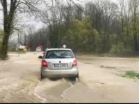 ZATVOREN GLAVNI PUT NA RELACIJI TUZLA - BRČKO: Pogledatje stanje u kojem se, zbog poplava, nalazi alternativni pravac (VIDEO)