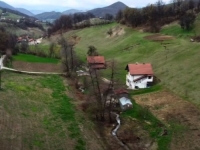 ALARMANTNI SNIMCI IZ VISOKOG: Aktiviralo se veliko klizište, ugrožene kuće... (VIDEO)