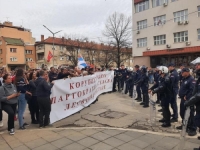 POBUNA PROTIV VUČIĆA U LESKOVCU: Veliki broj građana na ulicama, zvižde i uzvikuju parole protiv vlasti (VIDEO)