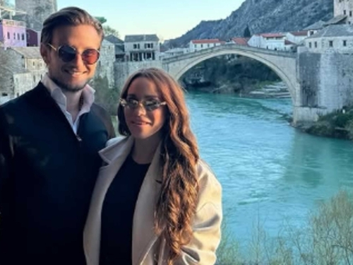 LEGENDARNI NOGOMETAŠ U MOSTARU: Ivan Rakitić sa suprugom posjetio Stari most (FOTO)