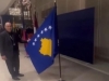 GLEDAJU I NE VJERUJU ŠTA VIDE: Usred Beograda istaknuta zastava Kosova (VIDEO)