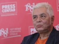 MANGUPI POLAŽU MATURU: Pogledajte kako novi ministar informisanja u Vladi Srbije pali zastavu Evropske unije (VIDEO)