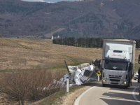ZBOG JAKIH UDARA VJETRA NA KUPRESU: Prevrnuo se kamion, završio na livadi pored puta