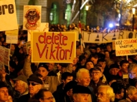 ORBAN U NIKAD TEŽOJ SITUACIJI: Krenuli masovni protesti, Mađari se listom okreću novoj partiji Tisza! (FOTO)