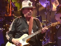 SLAVNI GITARISTA HOSPITALIZIRAN: Pozlilo mu tokom nastupa... (VIDEO)