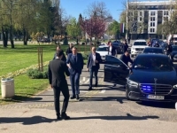 PREDSJEDNIK I KOLONA POLICIJSKIH AUTOMOBILA: Dodik pod jakim mjerama osiguranja došao u Prijedor
