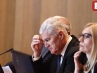 BURNO U SARAJEVU: Dom naroda Parlamentarne skupštine Bosne i Hercegovine na hitnoj sjednici o smjeni kadrova...