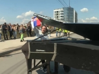 PO KRATKOM POSTUPKU: Italijanski pijanista koji je svirao na protestu u Nišu protjeran iz Srbije
