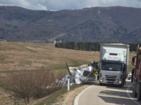 JAK VJETAR NA PUTU KUPRES-ŠUICA PREVRNUO KAMION: Vozači za alternativni pravac izabrali livadu (FOTO/VIDEO)