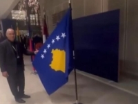 GLEDAJU I NE VJERUJU ŠTA VIDE: Usred Beograda istaknuta zastava Kosova (VIDEO)