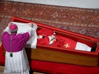 SKROMAN OBRED UKOPA: Papa Franjo pokopan u bazilici svete Marije Velike! (FOTO)