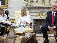 NEZGODAN TRENUTAK ZABILJEŽILE KAMERE: Meloni pred Trumpom prekinula prevoditeljicu i sama prevela svoju izjavu (VIDEO)