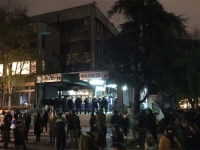 DRAMA NA SKUPU VUČIĆEVOG SNS-a: Građani izašli na ulicu i blokirali izlaze, policija uhapsila dvije osobe...