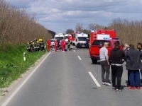 STRAVIČAN SUDAR U SRBIJI: Poginule tri osobe, vatrogasci sjekli auta kako bi izvukli povrijeđene
