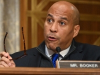 NEVJEROVATNE SCENE U AMERIČKOM SENATU: Senator satima ne silazi sa govornice, ima samo jedan cilj... (VIDEO)