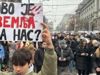 STUDENTI I DALJE BLOKIRAJU ZGRADU RTS-A: Policija uz naguravanje sa studentima uvela radnike u zgradu
