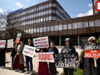 'VLAST STE POBRINULA ZA SVOJE FOTELJE': Počeo protest studenata u Sarajevu ispred zgrade Vlade FBiH (FOTO)