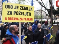 'SB' NA PROTESTIMA ISPRED PARLAMENTA FBiH: Ne pristajemo na ekonomsko uništenje i podjele koje nas ostavljaju bez posla! (FOTO)