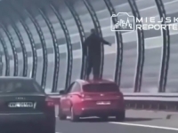 STAJAO NA KROVU AUTOMOBILA, TRČAO GOL PO BRZOJ CESTI: Izazvao sudar četiri automobila (VIDEO)