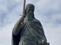 ŠTA SE DOGODILO VUČIĆEVOM SVECU: Na društvenim mrežama širi se snimak monumentalnog spomenika u Beogradu, u ruci više ne drži...
