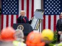 TRUMP IDE KORAK DALJE: Najavio da će SAD uskoro uvesti 'velike' carine na uvoz lijekova