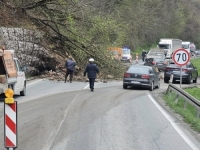 ODRON NA MAGISTRALNOM PUTU M-17: Saobraćaj se odvija naizmjenično, jednom saobraćajnom trakom i uz...