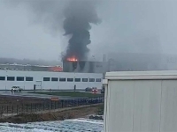 UŽASNI PRIZORI S LICA MJESTA: Vatra guta veliku tvornicu parketa, požar se razbuktao...