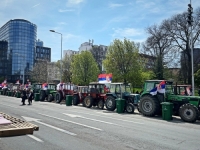 CENTAR BEOGRADA BLOKIRAN UOČI VUČIĆEVOG VELIKOG SKUPA: Traktori, roštilj, plaža na cesti... (FOTO)