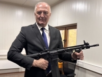 NASTAVAK VERBALNOG OBRAČUNA: Zukan Helez pozirao s puškom, pa prozvao Mirnesa Ajanovića...