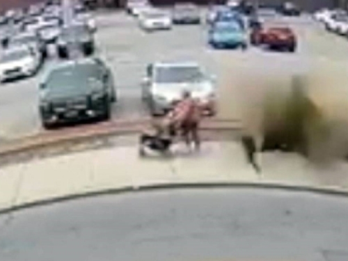 NEVJEROVATNA SCENA U SAD-u: Poklopac šahta eksplodirao sekundu nakon što je prošla žena s djecom (VIDEO)