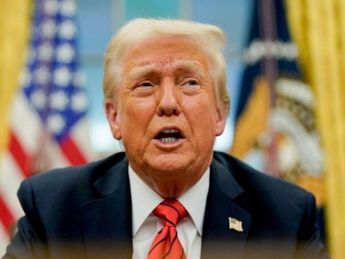NARODNI UMJETNIK BIO INSPIRISAN POKUŠAJEM ATENTATA: Objavljen Trumpov portret koji mu je poklonio Putin (FOTO)