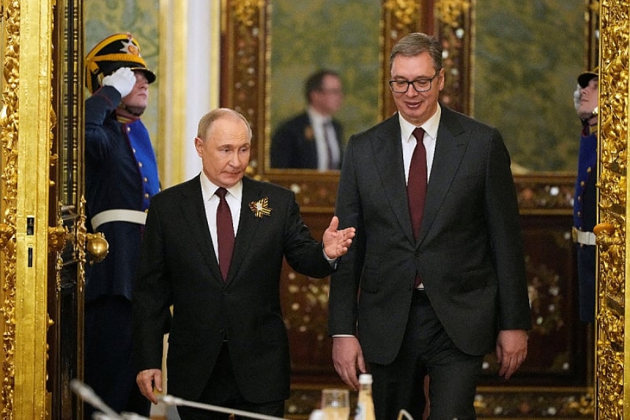 QOSHI I KORAKSIT ME DY ILUSTRIME: Vuçiç fillimisht i lan këmbët Putinit, dhe pastaj, si në cirk, hidhet nga... | Bosnja e Lirë