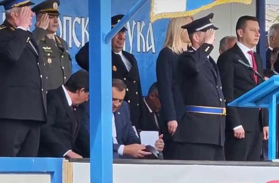 SKANDAL U KASARNI 'KOZARA': Ministar odbrane Srbije i Dodik sjedili tokom  intoniranja himne BiH (VIDEO) | Slobodna Bosna