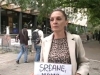 'SRĐANE, MAMA JE TU': Zabrinuta majka pritvorenog aktiviste ispred novosadskog suda, branioci uložili žalbu