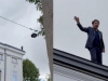 DRAMA U SLOVENIJI: Opozicionar se popeo na krov skupštine i prijetio da će skočiti (VIDEO)