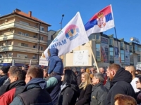 PJEVALI PJESMU 'IZAĐI MALA' I 'UZNEMIRILI' ČLANA SNS-a: Sad im se sudi zbog toga, ali suđenje je odloženo