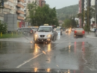 JAKO NEVRIJEME U TUZLI: Ulica kod Panonskog jezera je potopljena, policijski službenici propuštaju...