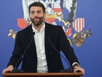 'ŠAMAR U LICE PORODICAMA ŽRTAVA': Šapić organizovao karnevalsku atmosferu na godišnjicu masovnih ubistava