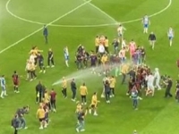 GRADSKI RIVAL TO NIJE MOGAO GLEDATI: Espanyol prskalicama spriječio slavlje fudbalera Barcelone