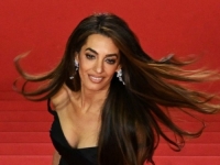 IGRA NA SIGURNO: Amal Clooney na crvenom tepihu koji zabranjuje golišave i grandiozne haljine pokazala bezvremenski glamur (FOTO)